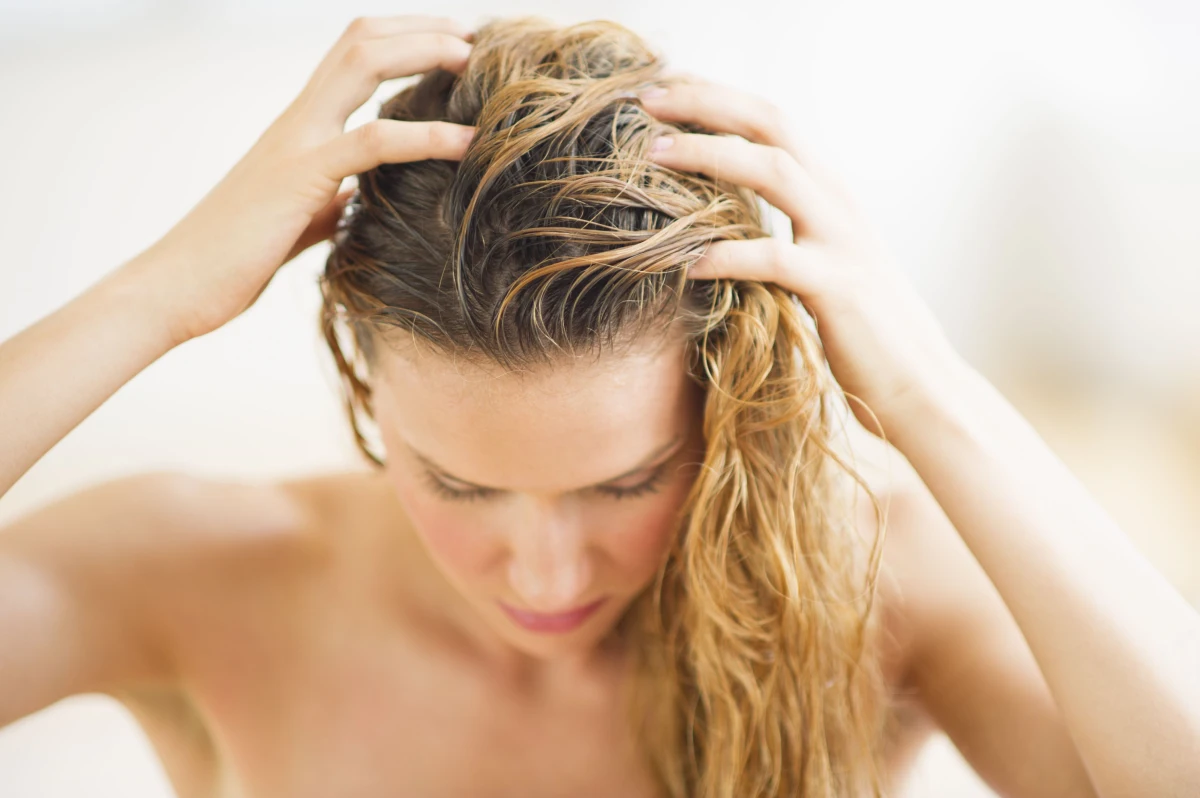 1691836525 63 My hair looks oily even after washing what should I.webp - My hair looks oily even after washing, what should I do?  The magic solutions to test urgently