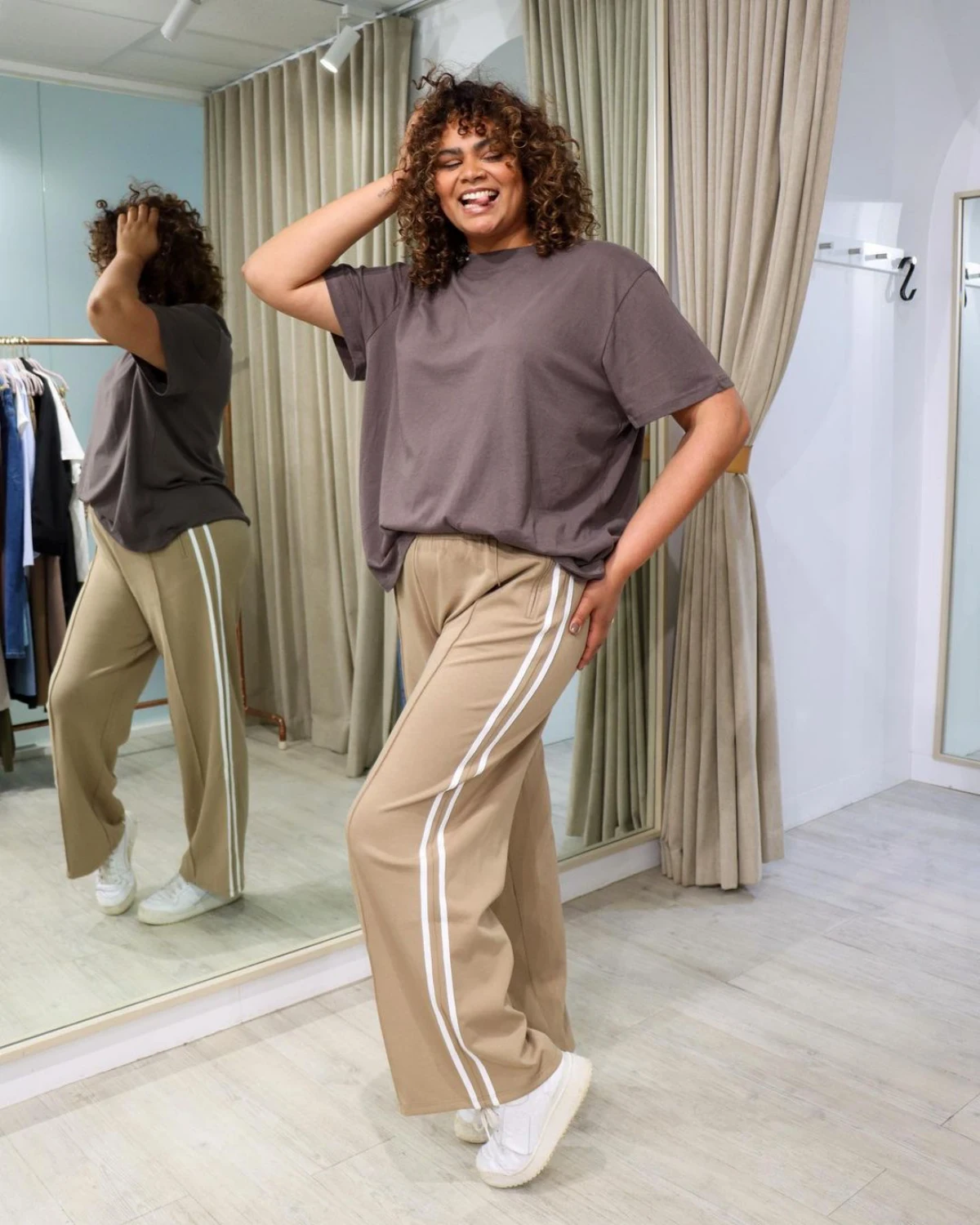 1694908821 240 3 pants to wear when you have a belly and.webp - 3 pants to wear when you have a belly and are over 50?  Body shape advice and trendy models for fall 2023