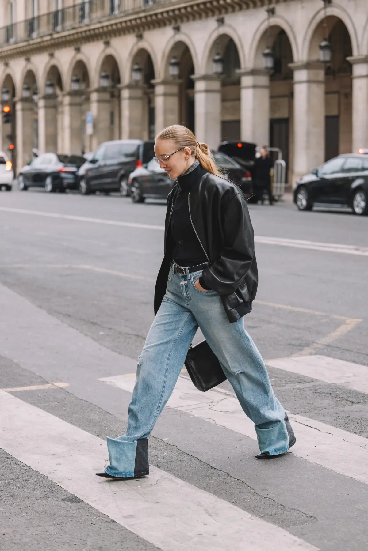 1695116060 301 How to wear womens baggy jeans Here are the cutting edge.webp - How to wear women's baggy jeans?  Here are the cutting-edge fashion looks to copy this fall-winter