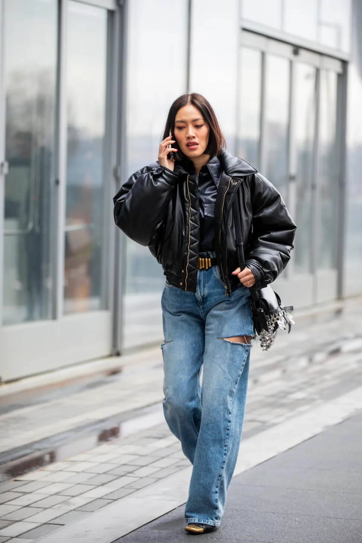 1695116060 395 How to wear womens baggy jeans Here are the cutting edge.webp - How to wear women's baggy jeans?  Here are the cutting-edge fashion looks to copy this fall-winter