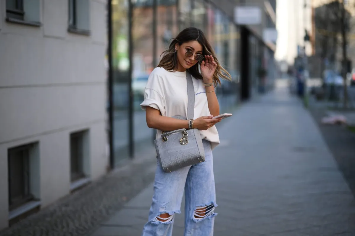 1695116061 26 How to wear womens baggy jeans Here are the cutting edge.webp - How to wear women's baggy jeans?  Here are the cutting-edge fashion looks to copy this fall-winter