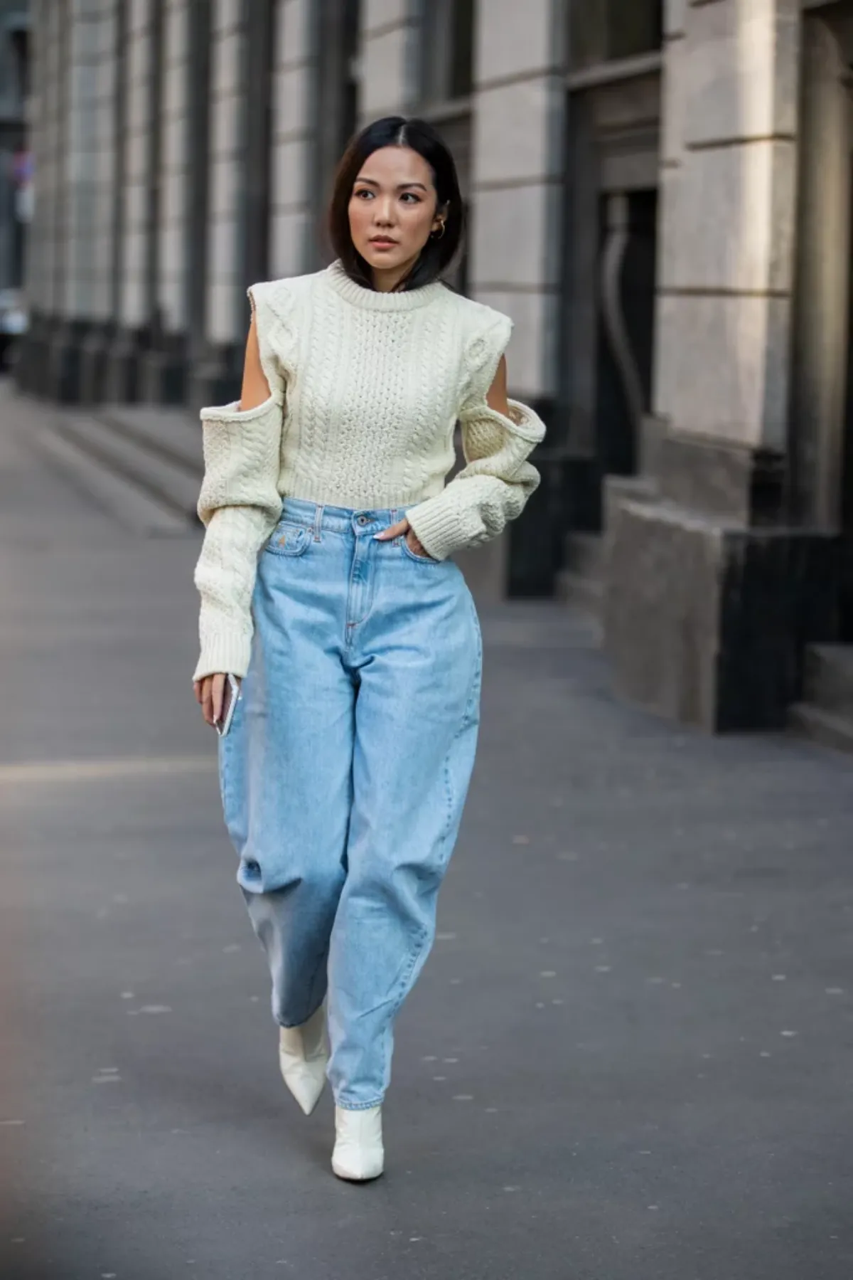 1695116061 601 How to wear womens baggy jeans Here are the cutting edge.webp - How to wear women's baggy jeans?  Here are the cutting-edge fashion looks to copy this fall-winter