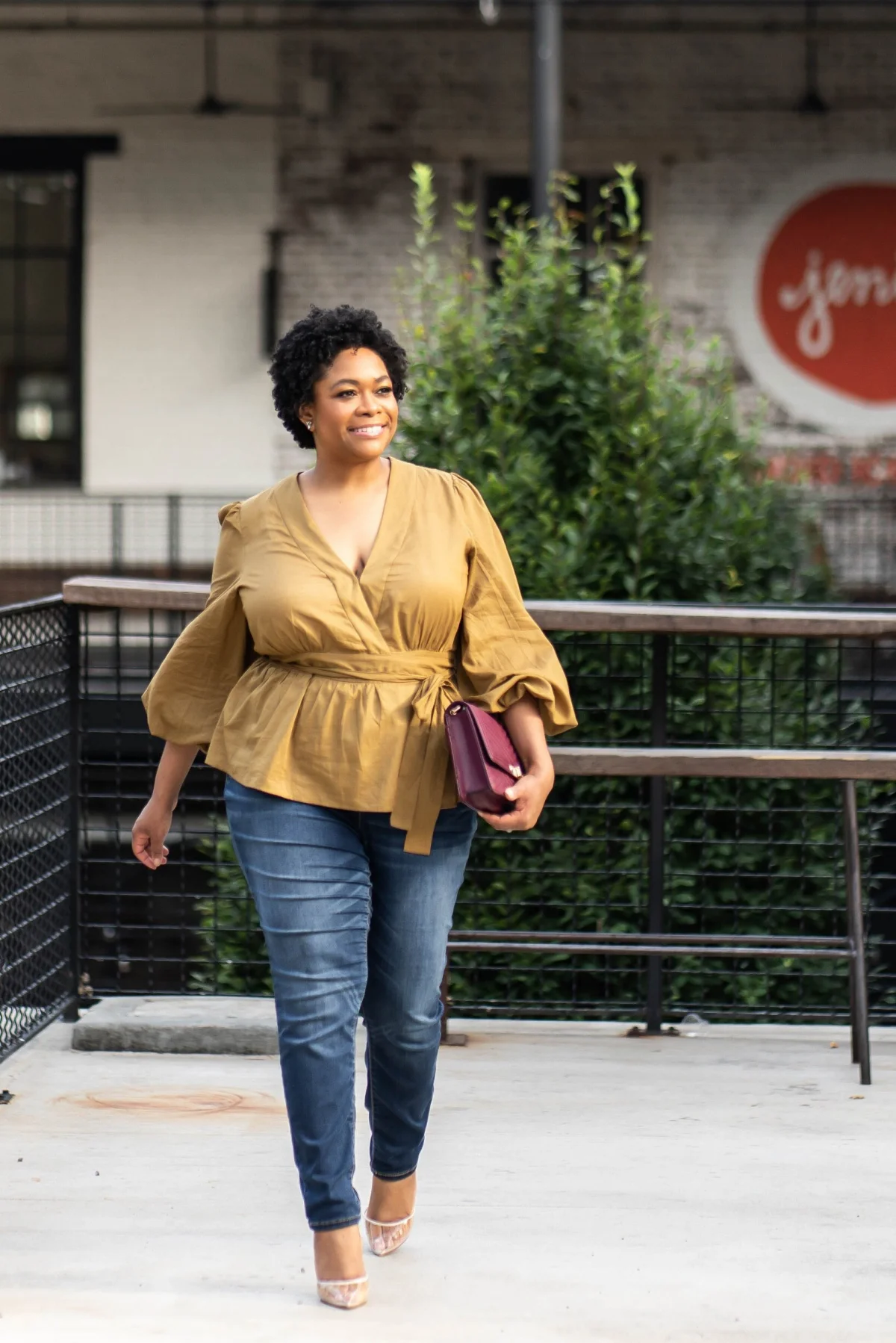 1696413711 476 Which jeans when you are small and curvy Here are.webp - Which jeans when you are small and curvy?  Here are the 6 must-have models for fall 2023