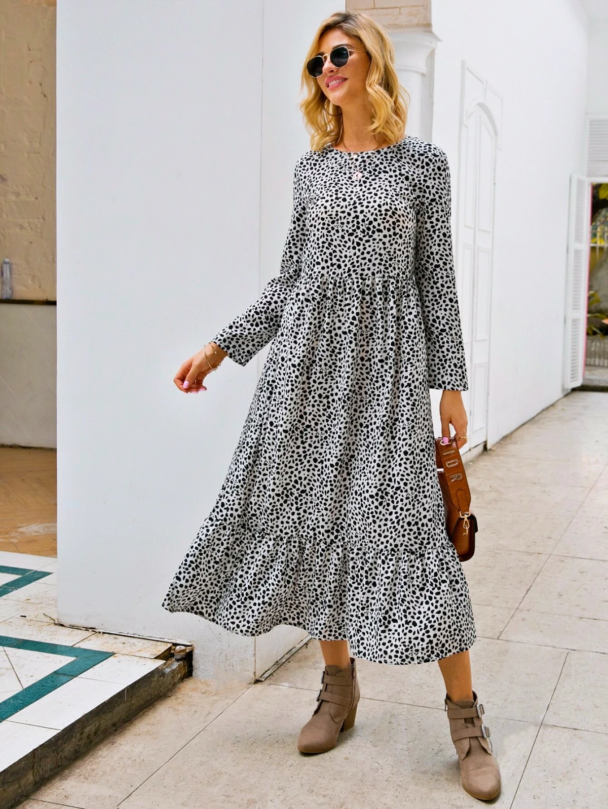 1696587155 526 How to style ankle boots with a dress Revive your.webp - How to style ankle boots with a dress?  Revive your wardrobe at 50 with modern outfits