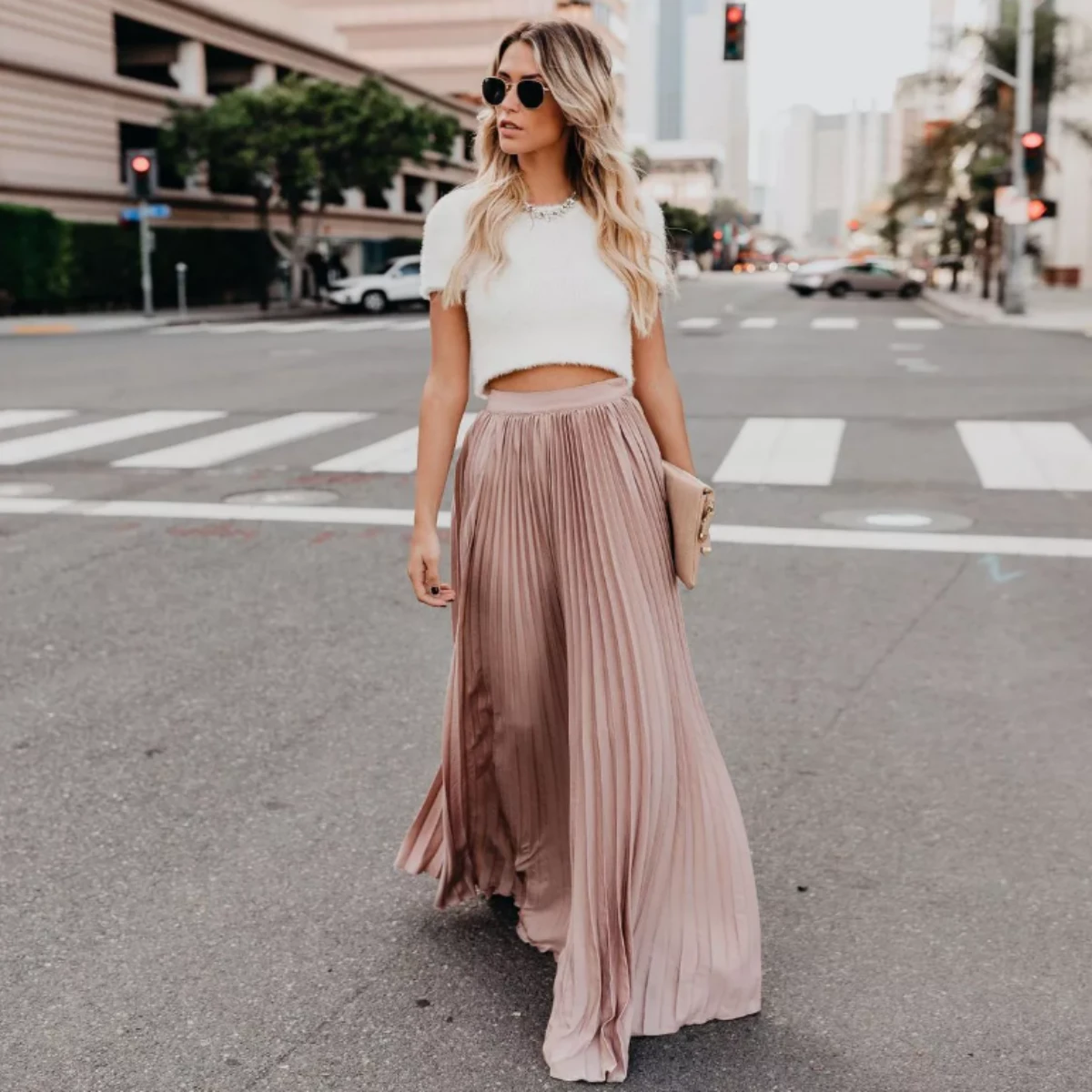 1698568840 756 How to wear a long skirt to have a wasp.webp - How to wear a long skirt to have a wasp waist this fall 2023?  Here are the stylists’ tips!