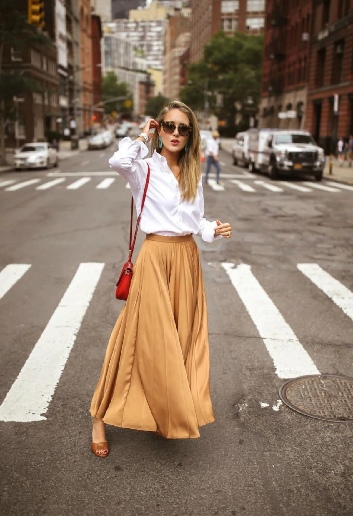 1698568840 956 How to wear a long skirt to have a wasp.webp - How to wear a long skirt to have a wasp waist this fall 2023?  Here are the stylists’ tips!