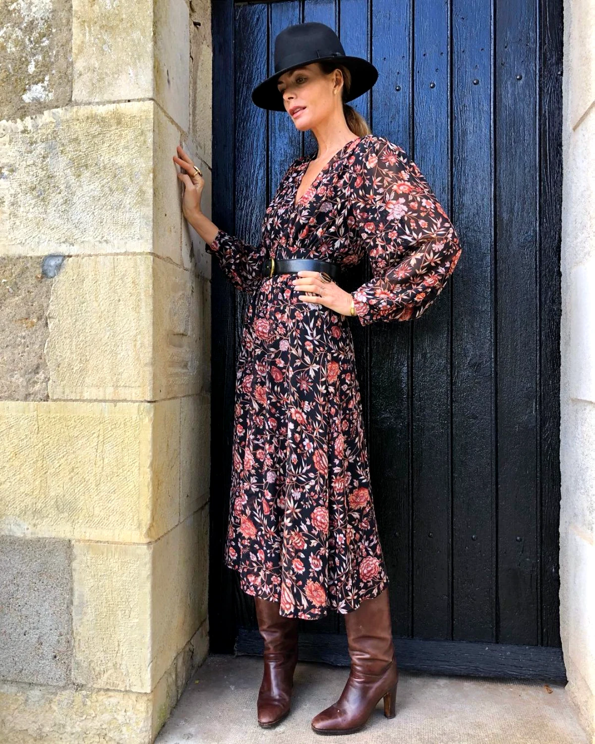 What boots to wear with a shirt dress after 50.webp - What boots to wear with a shirt dress after 50?  3 models of autumn dresses to lengthen the silhouette