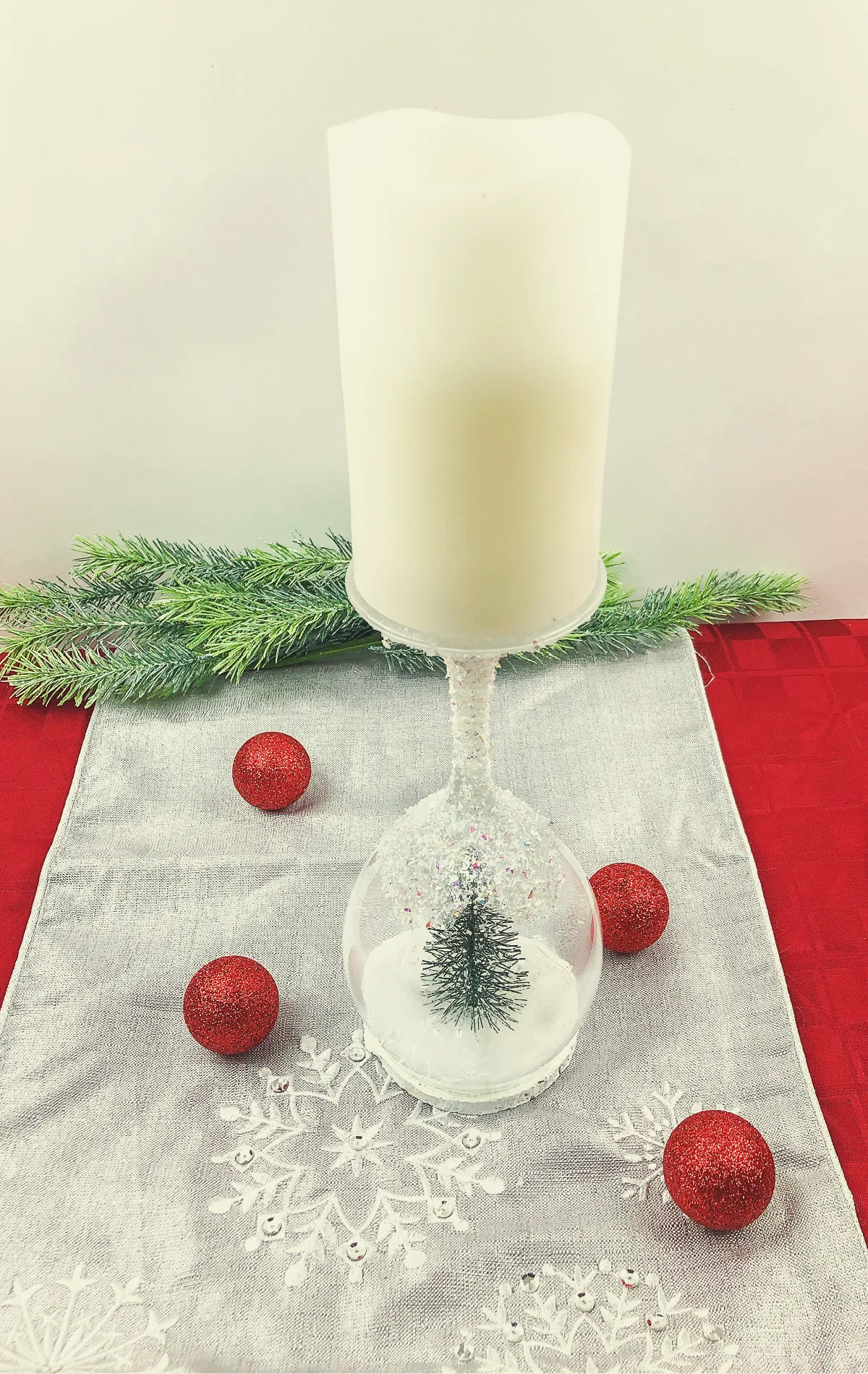 1700367666 958 genius ideas for a Christmas decoration with a stemmed glass.webp - genius ideas for a Christmas decoration with a stemmed glass