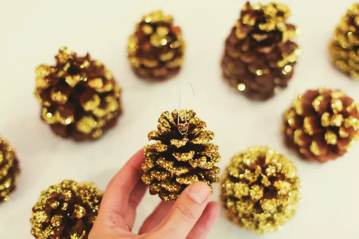 1700579641 451 Decoration with pine cones for Christmas to make yourself –.webp - Decoration with pine cones for Christmas to make yourself – 5 easy ideas