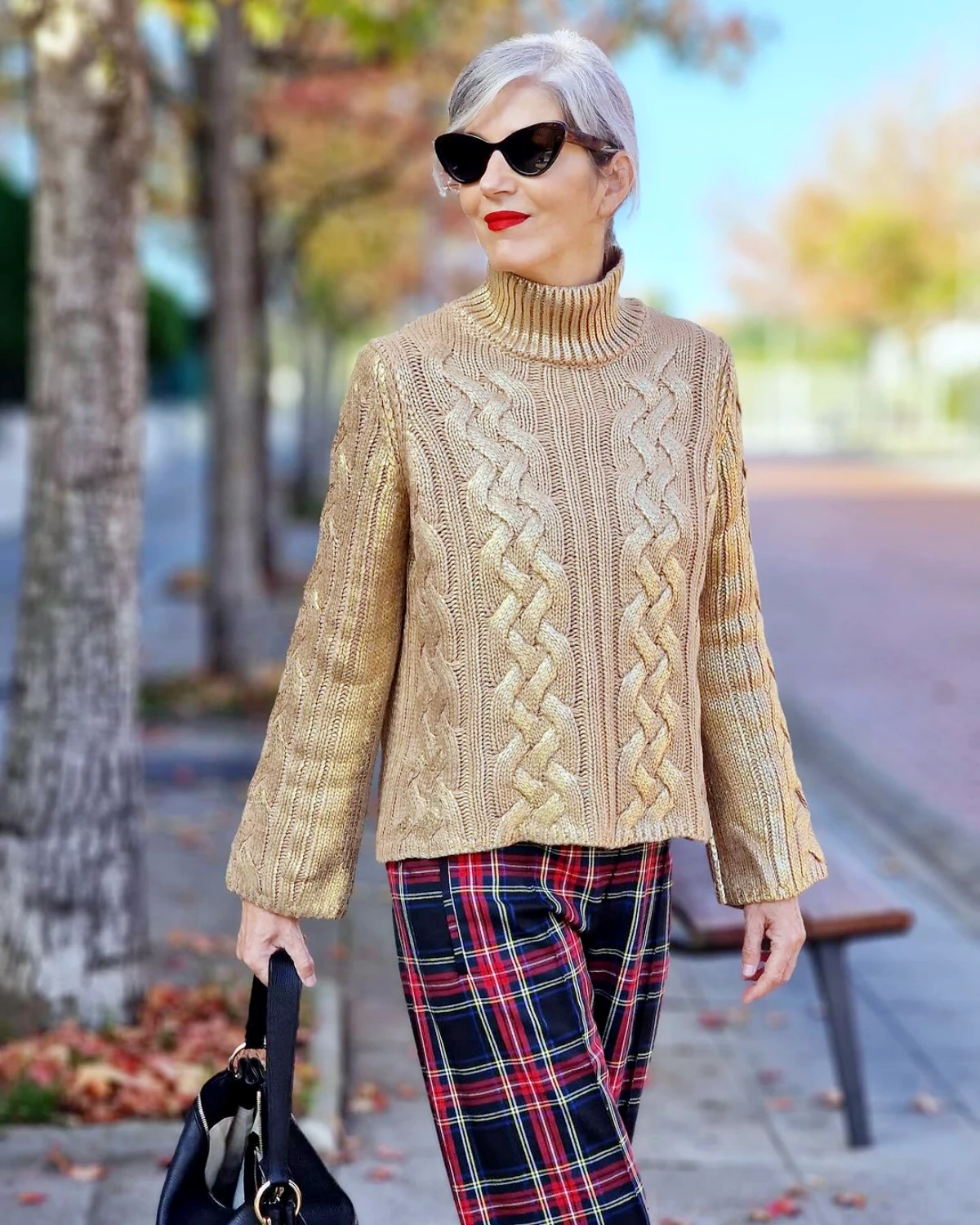 1700839104 988 Here is the right color sweater to look younger and.webp - Here is the right color sweater to look younger and have a healthy glow this winter