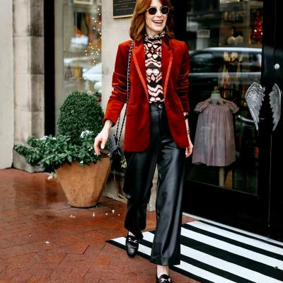 la veste rouge pantalon en cuir lunettes femme 50 ans mode