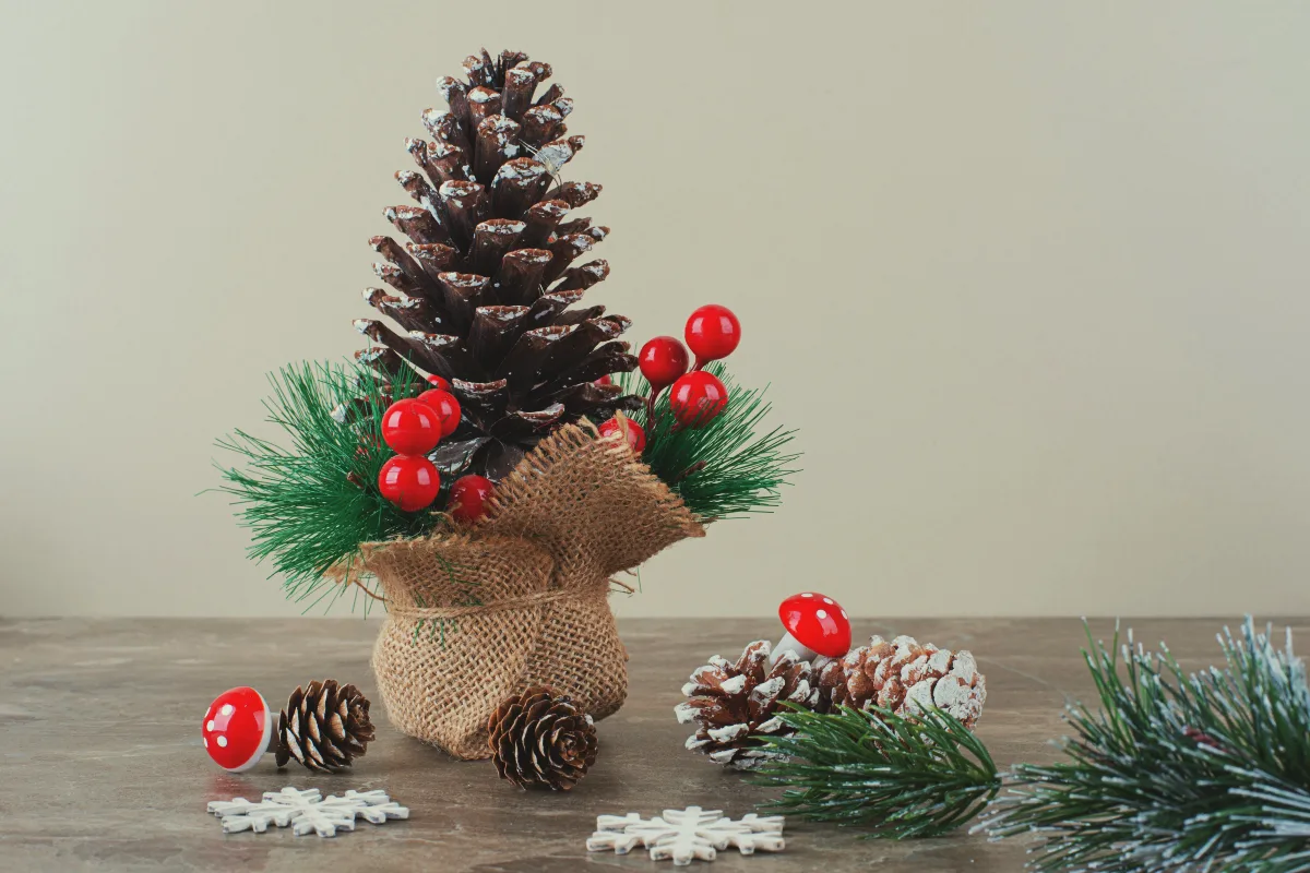 Decoration with pine cones for Christmas to make yourself –.webp - Decoration with pine cones for Christmas to make yourself – 5 easy ideas