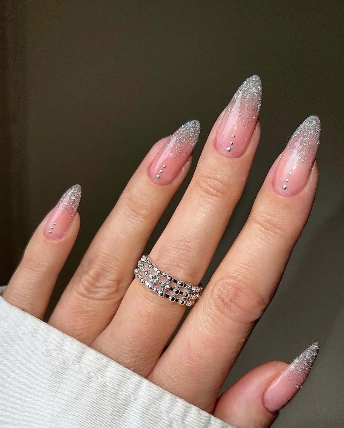 1703771623 376 a chic manicure for New Year 2024 our 15 ideas.webp - a chic manicure for New Year 2024, our 15 ideas