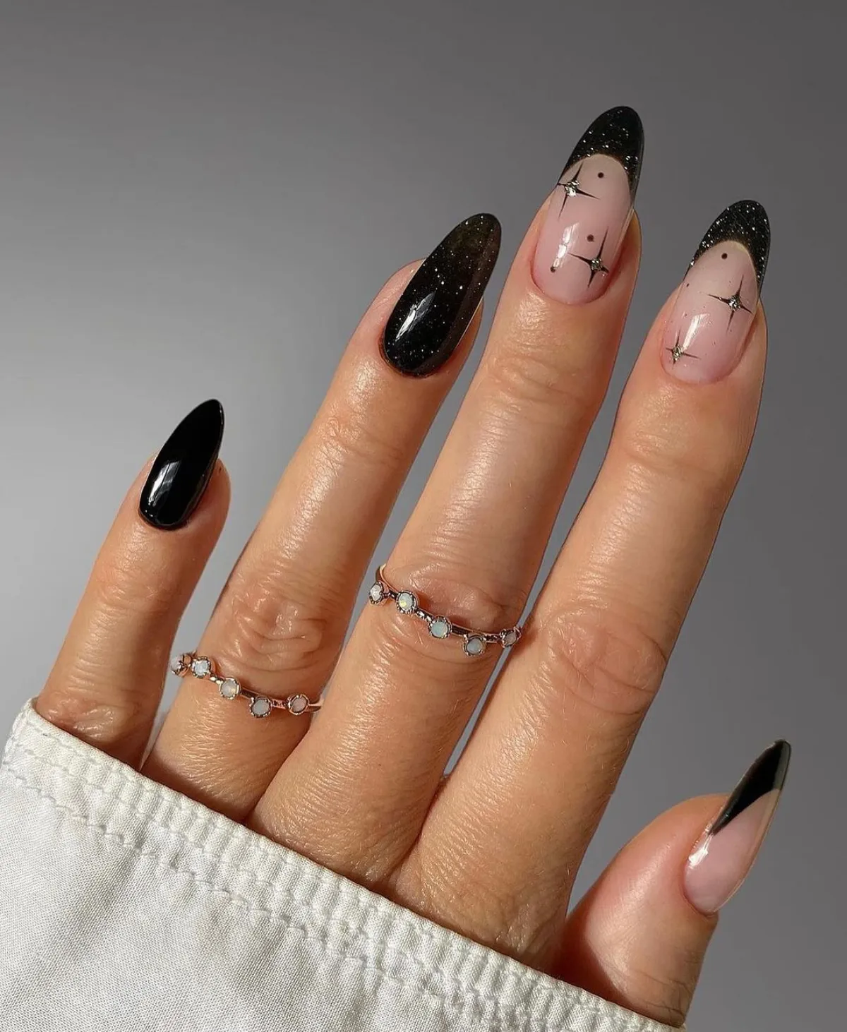 1703771623 593 a chic manicure for New Year 2024 our 15 ideas.webp - a chic manicure for New Year 2024, our 15 ideas