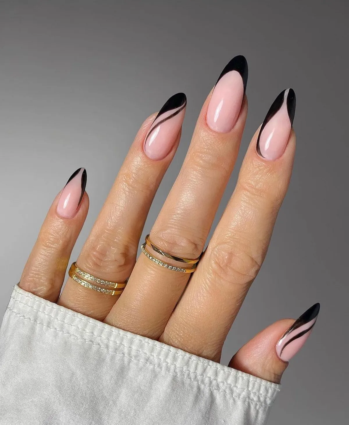 1703771624 490 a chic manicure for New Year 2024 our 15 ideas.webp - a chic manicure for New Year 2024, our 15 ideas