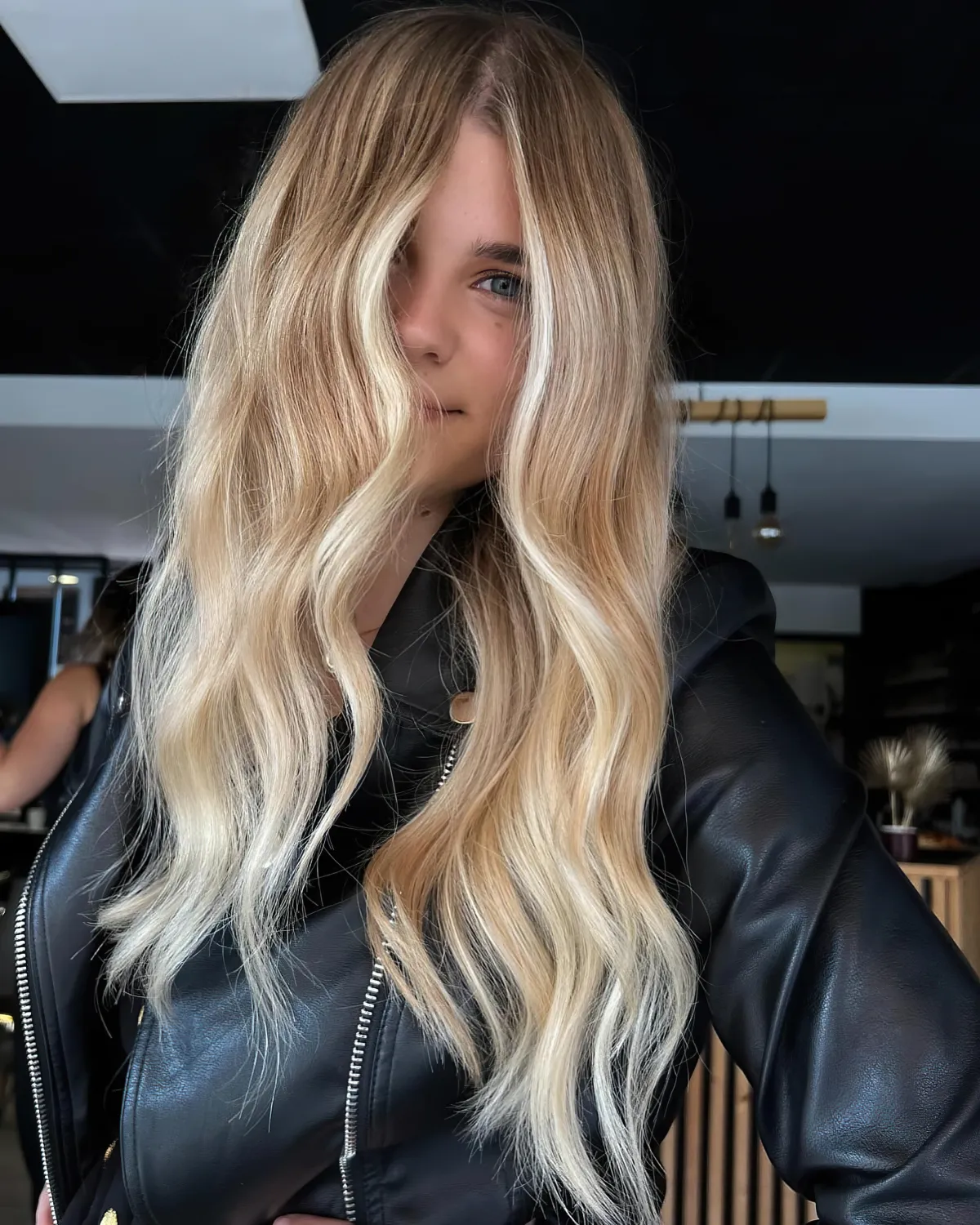 1719129622 640 Adopt dazzling Californian blonde balayage for dreamy hair that will.webp - Adopt dazzling Californian blonde balayage for dreamy hair that will light up your summer!