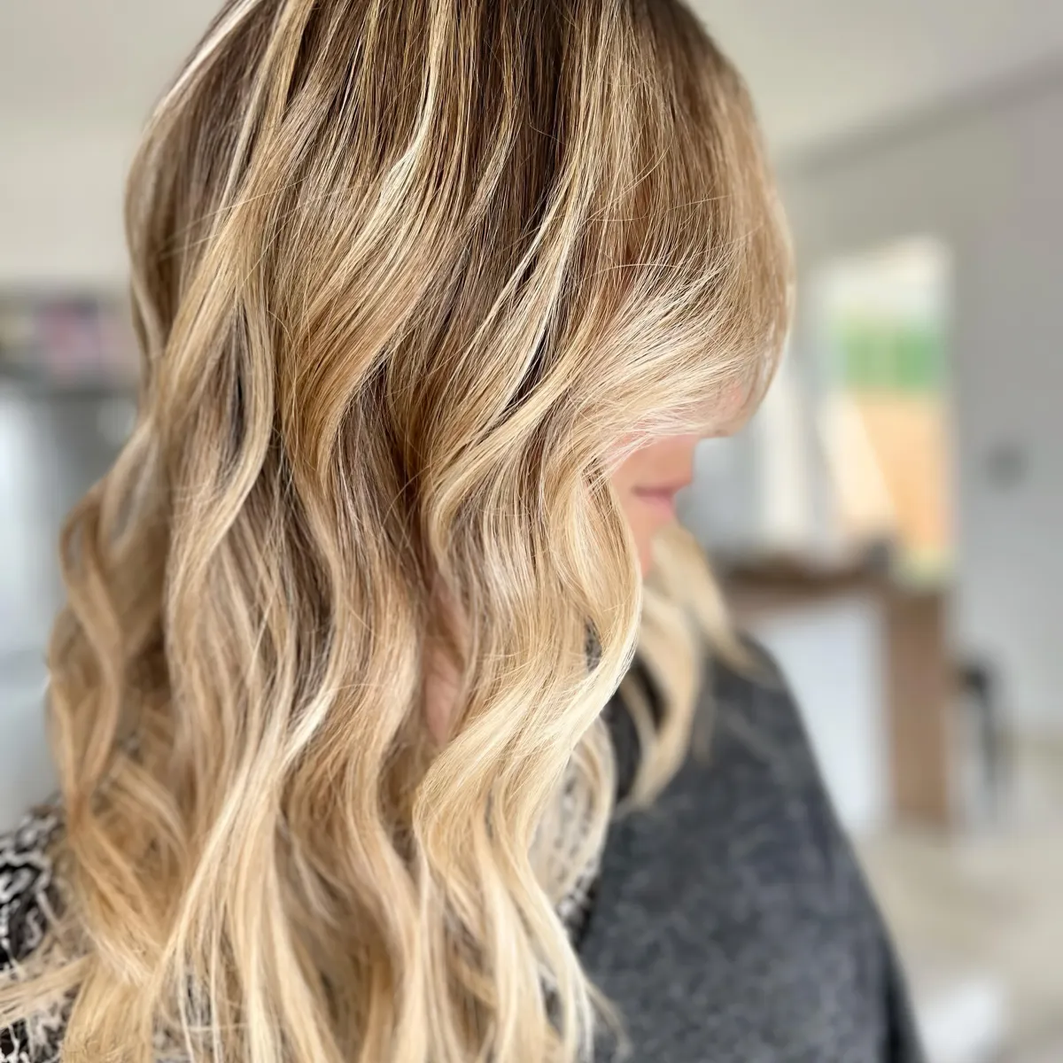 1719129622 743 Adopt dazzling Californian blonde balayage for dreamy hair that will.webp - Adopt dazzling Californian blonde balayage for dreamy hair that will light up your summer!