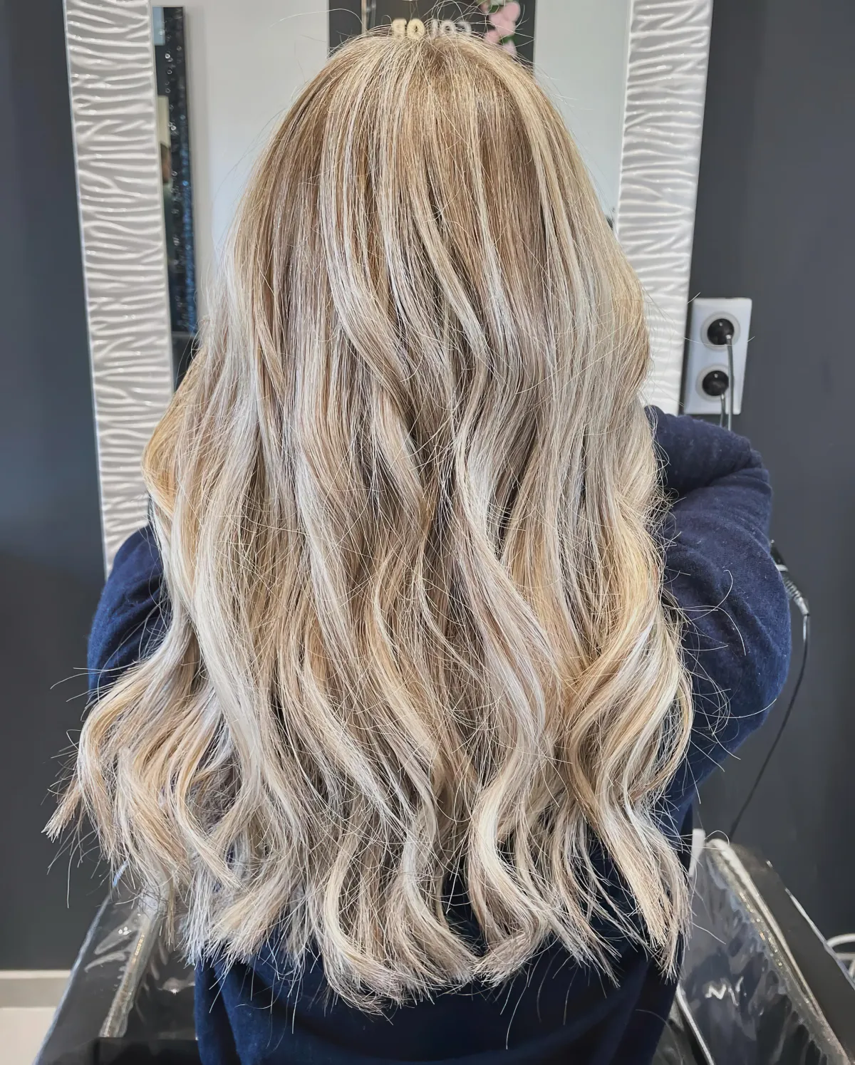 1719129623 180 Adopt dazzling Californian blonde balayage for dreamy hair that will.webp - Adopt dazzling Californian blonde balayage for dreamy hair that will light up your summer!