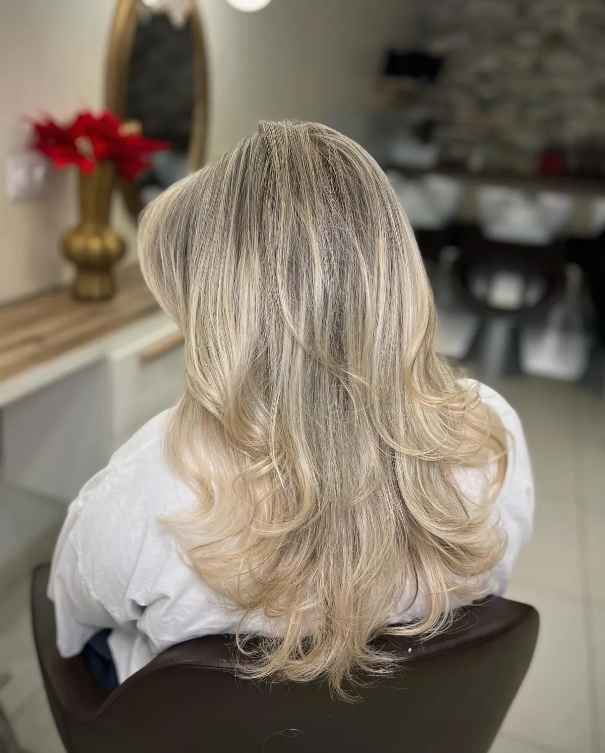 1719129623 550 Adopt dazzling Californian blonde balayage for dreamy hair that will.webp - Adopt dazzling Californian blonde balayage for dreamy hair that will light up your summer!