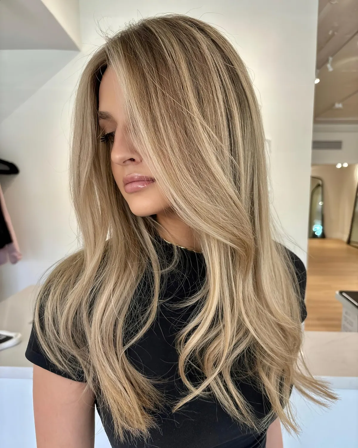 1719129623 577 Adopt dazzling Californian blonde balayage for dreamy hair that will.webp - Adopt dazzling Californian blonde balayage for dreamy hair that will light up your summer!